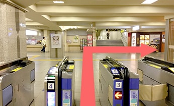 (1) 阪急大阪梅田駅「茶屋町口改札」を出て、右手へ。